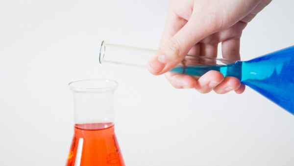 Почему нельзя смешивать кислоту и щелочь? Почему нельзя смешивать кислоту и щелочь?